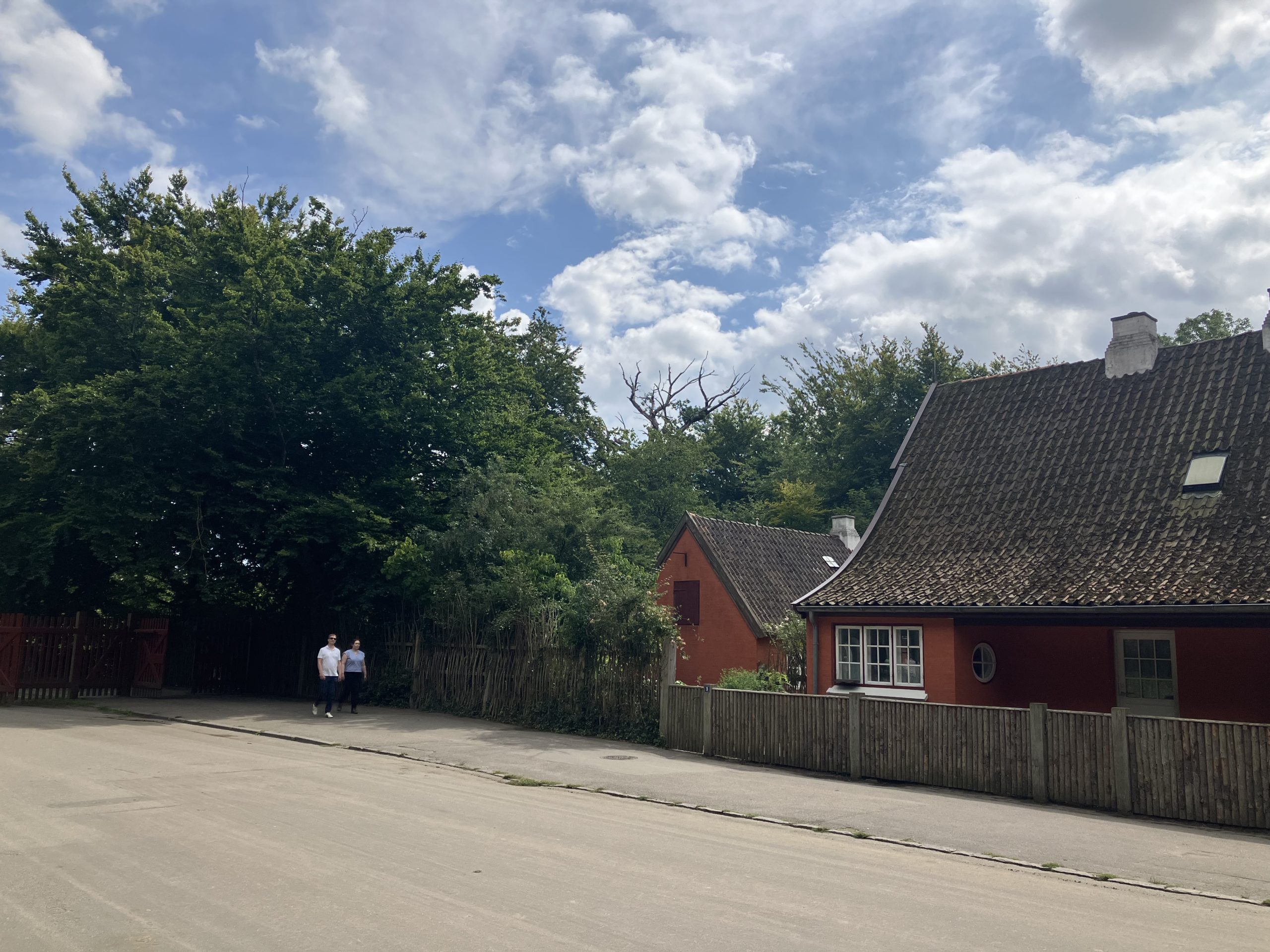 hus med mennesker